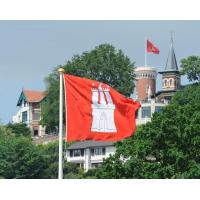 3352_3816 Die rote Hamburg Fahne mit der weissen Burg weht im Wind an der Elbe. | Flaggen und Wappen in der Hansestadt Hamburg